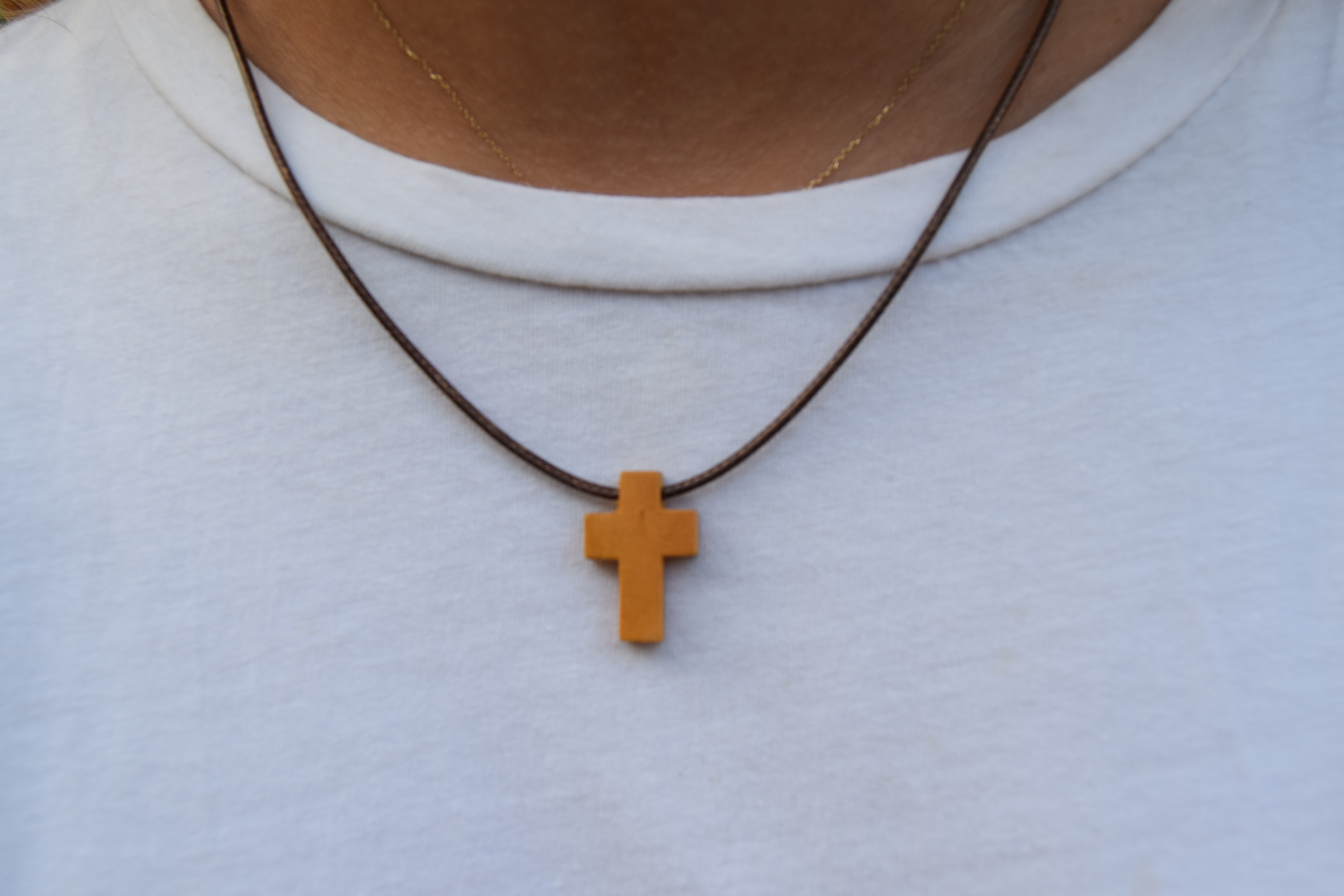 Inmunizar lo hizo cuscús Cruz de madera pequeña con cordón ajustable - Soy Cristiano